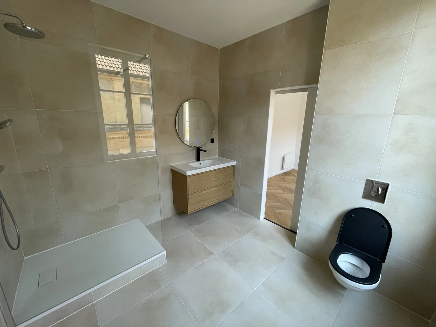 Salle de bains rénovée par DNM Travaux, après travaux